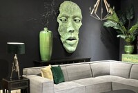 zielona maska, oryginalna dekoracja na ścianę, rzeźba twarz, duża rzeźba na ścianę, czarna ściana w salonie, duża kanapa szara, szary narożnik, vesta mti, kanapa vesta MTI, inne meble lublin