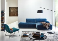 Niebieska Sofa Zeus oraz fotel Fly w aranżacji