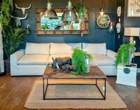 Duża 3-osobowa sofa w jasnej tapicerce z wygodnym siedziskiem z pianki memory