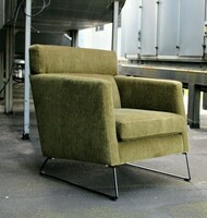 Fotel sztruksowy zielony.  Dzięki interesującemu designowi fotel będzie świetnym dodatkiem do każdego salonu, sypialni, zapewniając wygodne miejsce do siedzenia. Prezentowany na zdjęciu mebel jest wykonany w tkaninie poglądowej 