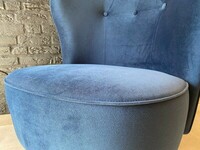 Ciemno niebieski welurowy fotel Carmen z funkcją obracania
