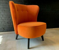 Fotel Carmen  w wyrazistym stylu i kolorze oraz praktycznej tkaninie Aquaclean