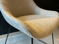 Kubełkowe krzesło Layla Low tapicerowane tkaniną  Piazzola