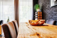 piękne stoły ze starego drewna, czarna ściana z cegły w domu