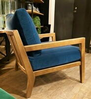 Karetta fotel z drewnianymi podłokietnikami, w przyjemnej w dotyku tkaninie welurowej