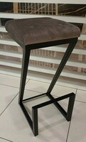 Szary, stabilny stołek barowy na metalowej podstawie malowanej proszkowo na kolor czarny