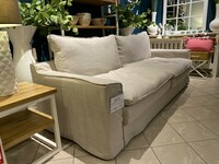 Wygodna sofa, kremowa naturalna tkanina, poduszki wypełnione pierzem, sofa ze zdejmowanym pokrowcem