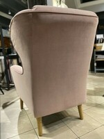 Evelyn to klasyczny fotel uszak, łączący wygodę i funkcjonalność dzięki wysokiemu oparciu. Wykonany w różowej welurowej tkaninie.