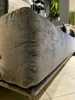 Grafitowa stylowa sofa narożna, Grafitowa kanapa w salonie, klasyczne wnętrze z grafitową sofą