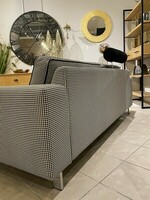 Sofa Cafe charakteryzuje się elegancją, wygodą, możliwością zmiany konfiguracji modułów i podłokietników.