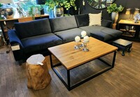 Granatowa stylowa sofa narożna, granatowa kanapa w salonie, klasyczne wnętrze z granatową sofą