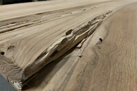 Nietuzinkowy, surowy drewniany blat 