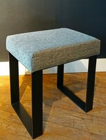 Szara ławka z miękkim siedziskiem, puf na zamówienie, puf z tapicerowanym siedziskiem, meble Katowice