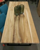 Duży, rustykalny stół do salonu