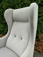 Fotel w tkaninie aquaclean, z wyprofilowanym, wygodnym oparciem, na wysokich dębowych nóżkach. Sklep z meblami Katowice