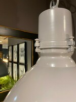 Falcon - nietuzinkowa lampa sufitowa w industrialnym stylu z pewnością będzie przyciągać wzrok w każdym otoczeniu. Stanie się idealnym dodatkiem do jadalni, baru, przedpokoju, kawiarni i wielu innych miejsc.