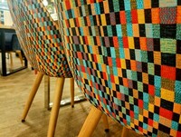 Kolorowe krzesła do salonu na drewnianych nogach