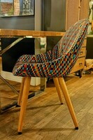 Kolorowe krzesła do salonu na drewnianych nogach