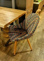 Kolorowe krzesła do salonu na drewnianych nogach