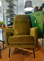 Tapicerowany fotel wypoczynkowy z miękkim siedziskiem w zielonej, welurowej, połyskliwej tkaninie
