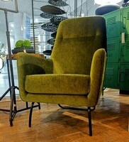 Tapicerowany fotel wypoczynkowy z miękkim siedziskiem w zielonej, welurowej, połyskliwej tkaninie