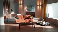 W pastelowym wnętrzu 3-osobowa ruda sofa Smile Button - inspiracja dla stworzenia ciekawego salonu