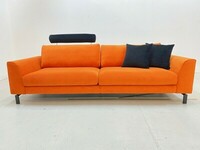 Pomarańczowa kanapa 3 osobowa, tkanina Aquaclean welwet, poduszki dekoracyjne w kolorze czarnym plus zagłówek czarny