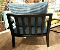 Fotel z drewnianymi bokami, niebieski sztruksowy, ponadczasowy design