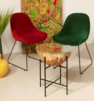 Kolorowe krzesła Layla Low na metalowych, czarnych płozach, stolik wykonany z litego drewna tekowego z szybą hartowaną, stolik z kolekcji MEBLE NA WYMIAR