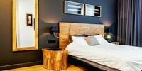 zagłówki do łóżka  ze starego drewna, czarna ściana w sypialni, szafka nocna pieniek 