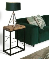 zielona kanapa Vesta , stolik z drewna egzotycznego na wymiar , lampa stołowa z zielonym abażurem trójnóg w kolorze srebrnym 