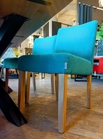Krzesło tapicerowane, tkanina aquaclean, drewniane nóżki, salon z wyposażeniem wnętrz Warszawa