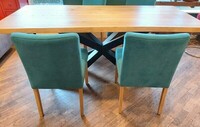 Krzesło tapicerowane, tkanina aquaclean, drewniane nóżki, salon z wyposażeniem wnętrz Warszawa