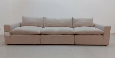 Duża sofa w beżowej tkaninie, miękkie poduchy wypełnione pierzem, sofa modułowa salon meblowy Lublin