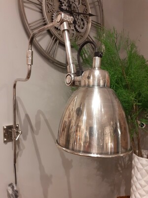 Lampka biurowa mocowana do ściany. Kinkiet z regulowanym ramieniem.
