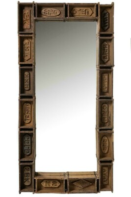 Duże lustro w drewnianej ramie, lustro w ciekawej ramie wykonanej z form po cegłach. 