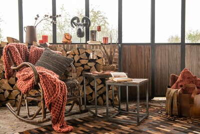 małe stoliczki surowe drewno naturalne