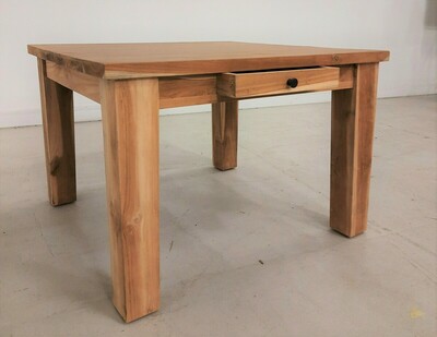 Kwadratowy drewniany stolik z jedną szufladą, mały stoliczek do salonu, stolik kawowy z drewna tekowego.