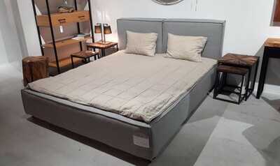 Łóżko tapicerowane z pojemnikiem, szare łóżko idealne do sypialni, szew francuski, salon meblowy Lublin
