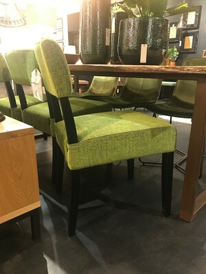 Krzesła w czarnej ramie, krzesła tapicerowane w zielonej tkaninie, krzesła do jadalni, salon meblowy Katowice