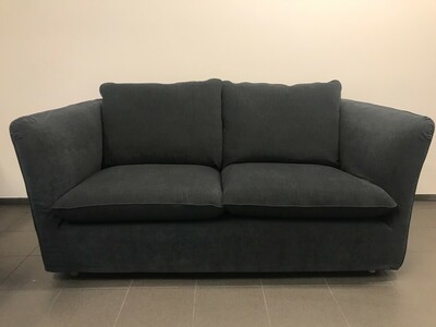Szara sofa w aksamitnej tkaninie, mała kanapa, dwuosobowa sofa do salonu, salon meblowy Lublin