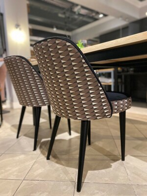 Wygodne krzesła do jadalni, lekka nowoczesna forma, połączenie wysokogatunkowych tkanin AquaClean.