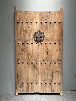 stare drzwi z Azji, drewniane wrota, duże drzwi po renowacji Lublin