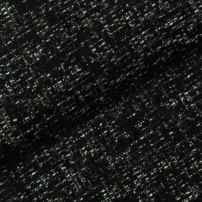 Niejednolita czarna tkanina Luna 13 Fargotex przeznaczona na meble tapicerowane. Właściwości łatwo czyszczące świetnie sprawdza się w każdym domu.