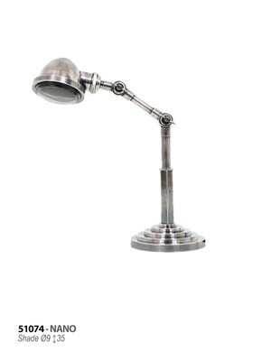 Ciekawa, nieduża lampa biurkowa. Lampa industrialna w kolorze srebra.