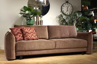 Komfortowa kanapa z funkcją spania, sofa rozkładana dużymi poduchami, elegancka sofa welurowa kolorze mahoniowego brązu, okrągłe lustro dekoracyjne, okrągły zegar do salonu, sklep meblowy Katowice