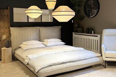 Duże wygodne łóżko ze zdejmowanym pokrowcem. Sypialnia w stylu boho. Łóżko Moya Bed Mti Furninova. Inne Meble duży sklep meblowy w Lublinie, duży sklep meblowy w Warszawie, duży sklep meblowy w Katowicach. Lampy Amigo Brinova. Lampy w stylu boho. 