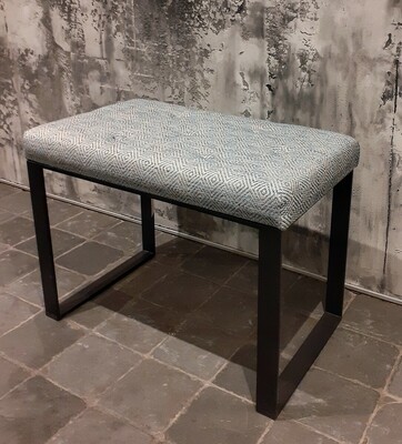 Szara ławka z miękkim siedziskiem, puf na zamówienie, puf z tapicerowanym siedziskiem, puf tapicerowany Lublin