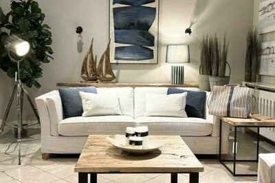Jasno beżowa sofa z granatowymi dodatkami. Sofa w stylu modern classic. Elegancka sofa w stylu Hampton. 