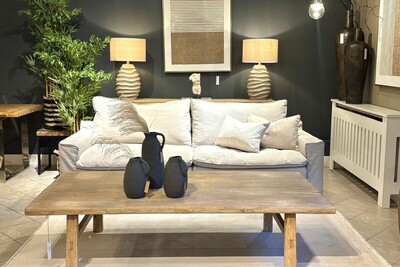 Beżowa sofa Kibo w lnianym obiciu. Sofa w aranżacji Boho. Naturalne materiały w salonie.